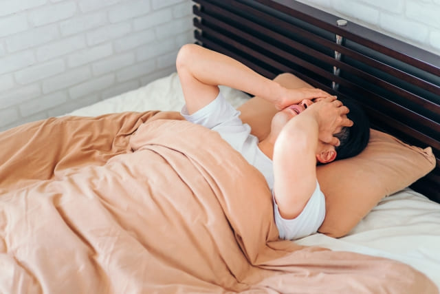 眠れない日が続くとどうなる？｜不安や恐怖で慢性化するのを防ぐ方法