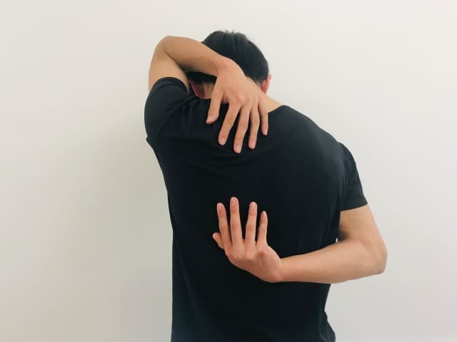 背中がヒリヒリ・チクチクして服が触れるだけで痛い｜異痛症の特徴と治し方