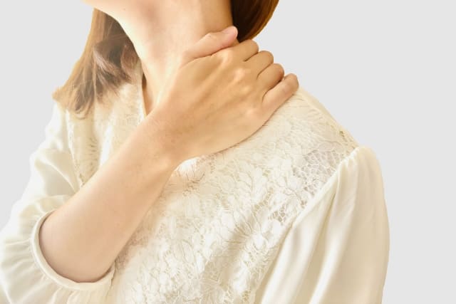 首の付け根が重だるい…それ自律神経かも？｜首こり・肩こりを繰り返す人の共通点