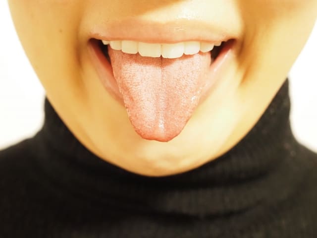 肩こりや更年期との関係｜舌痛症の原因と鍼灸での治し方