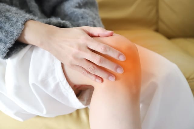 あぐらで膝の内側がピリピリ痛い｜膝の痛みの原因と鍼灸での治し方