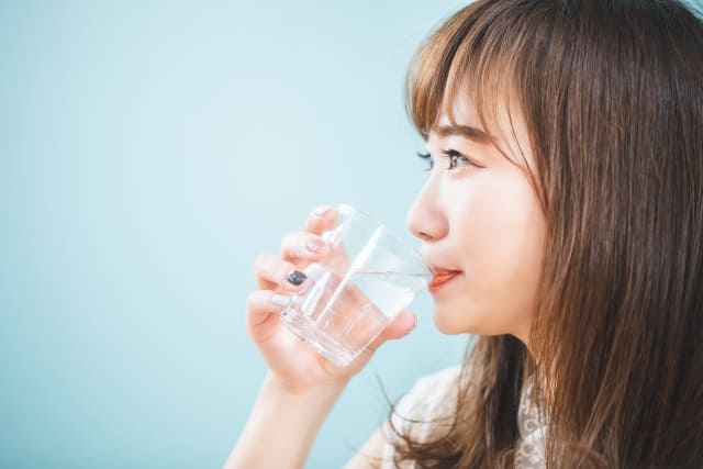 水を飲んでも口の中が乾く｜口腔乾燥症はストレスや更年期で悪化する