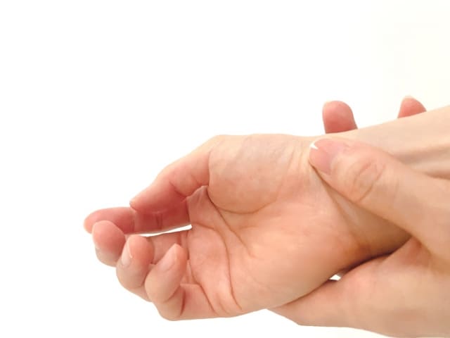 発汗と震えが止まらない…パニック発作の可能性と対策について