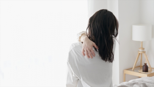 背中にゾワゾワ虫が這うような感覚が気持ち悪い｜原因と鍼灸での治し方
