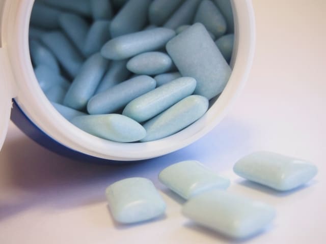 なぜガムや飴を舐めると緩和する？｜口腔セネストパチーのメカニズムを徹底解説