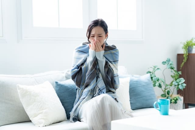 外と室内の温度差で体調不良｜寒暖差疲労で吐き気や息苦しさが出る理由