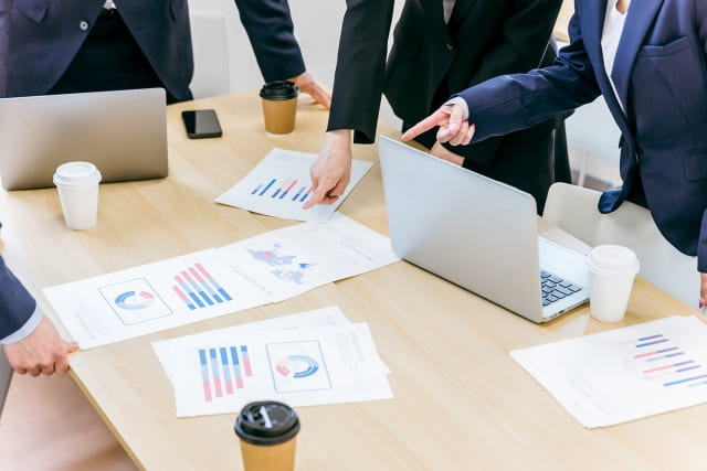 近くに人がいると落ち着かない｜緊張して動けなくなる原因