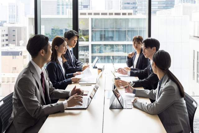 人前が怖い・緊張しすぎてパニック｜対人恐怖を緩和するメカニズム