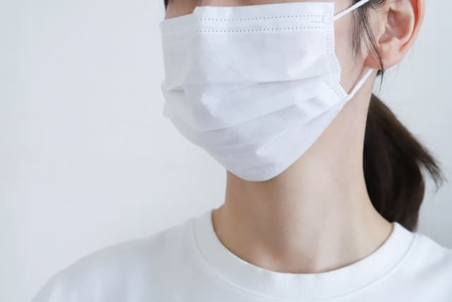 人前でマスクを外せない｜社交不安障害と醜形恐怖症の違いを解説